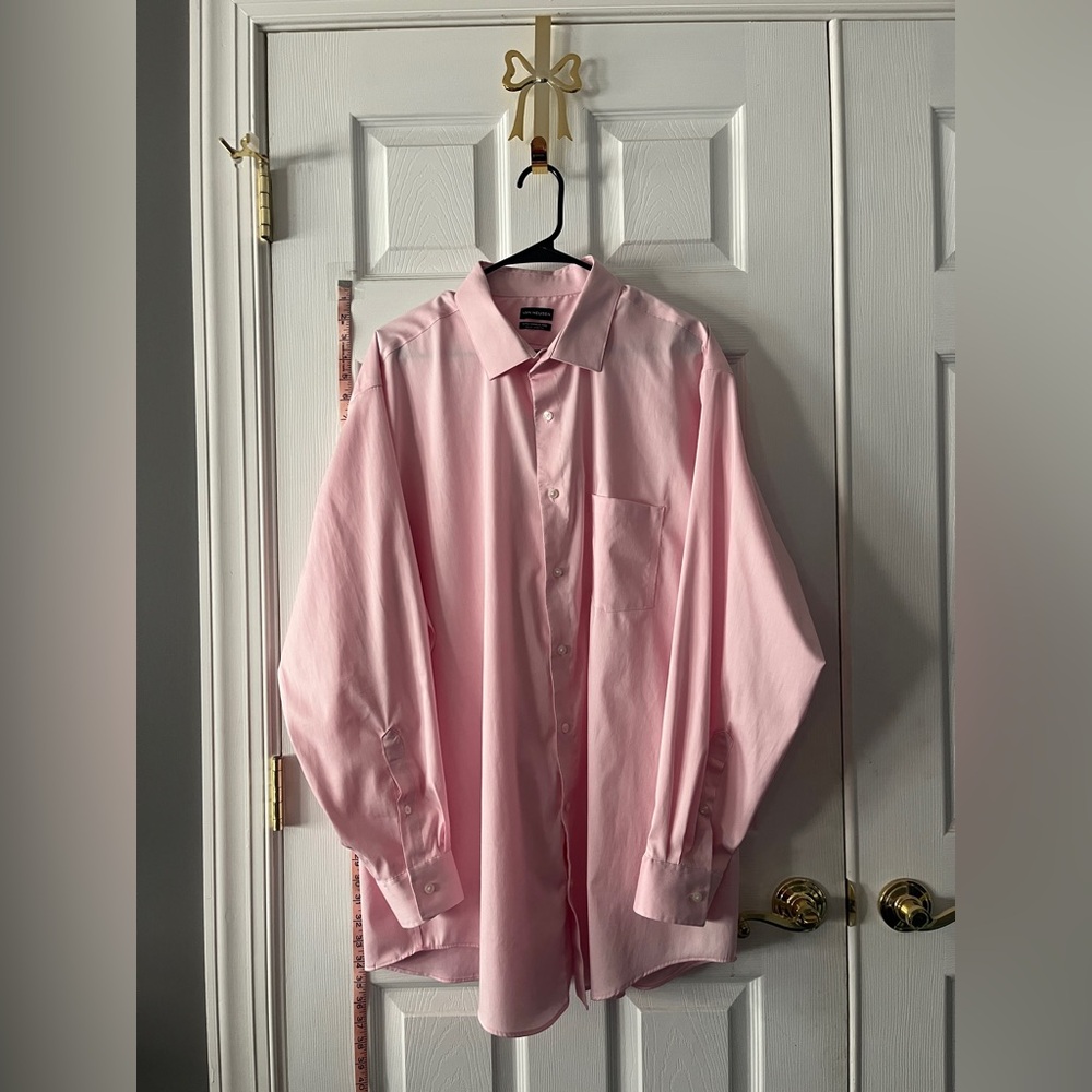 EUC-Men’s Van Huesen, Ultra Wrinkle Free, Big Fit Shirts
QTY 2
Size: 18, 34/35